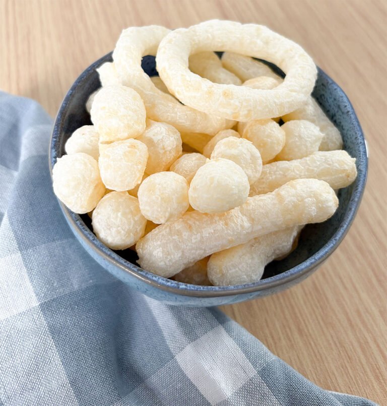 Visão de vários biscoitos de polvilhos assados em uma tigela