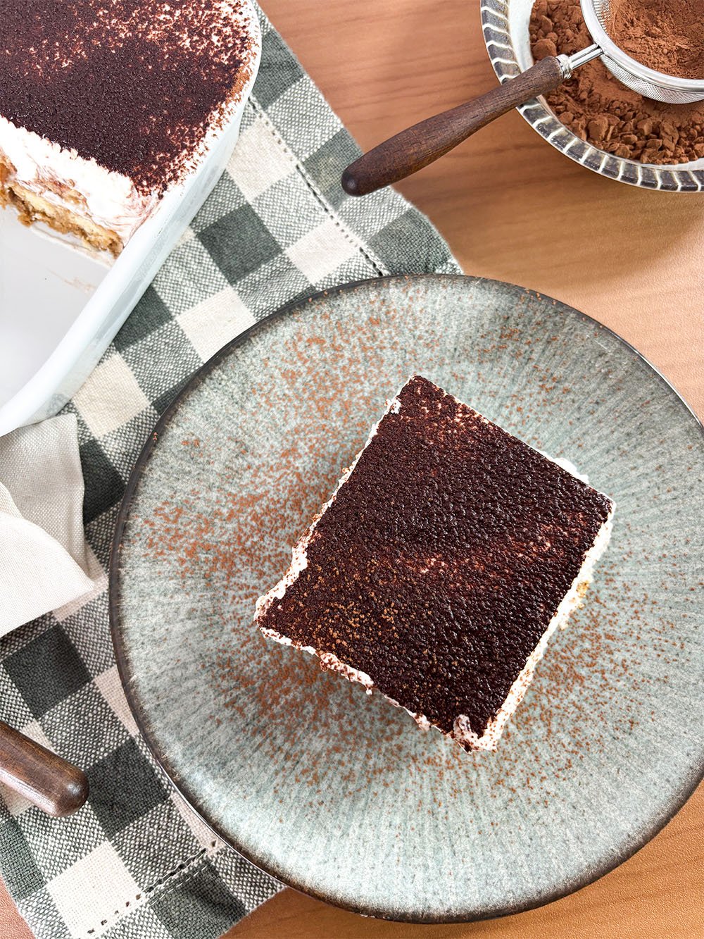 Visão de um pedaço do tiramisu em um prato