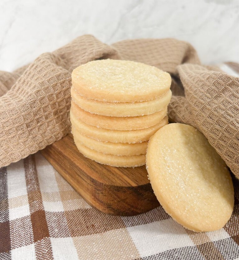 Visão de biscoitos amanteigados em uma pilha