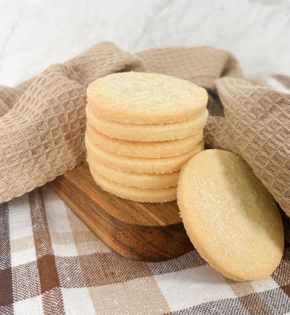 Visão de biscoitos amanteigados em uma pilha 