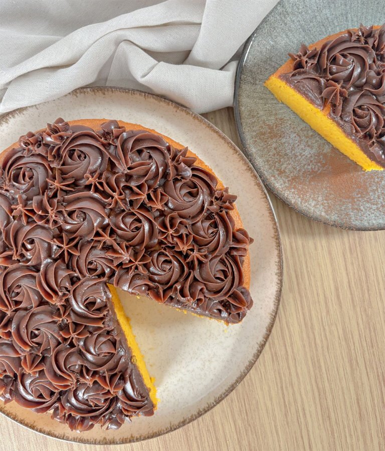 Visão do bolo de cenoura com brigadeiro em um prato