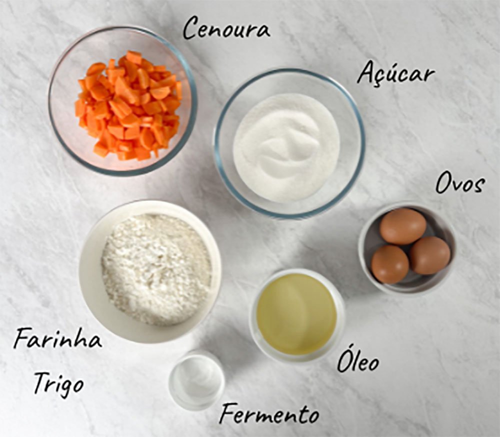 Visão dos ingredientes do bolo de cenoura com cobertura de brigadeiro