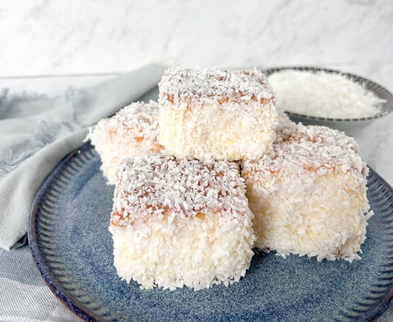 Visão do bolo de coco gelado pronto em um prato