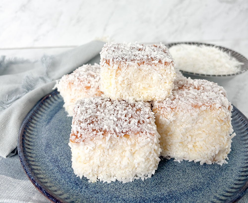 Visão do bolo de coco gelado pronto em um prato