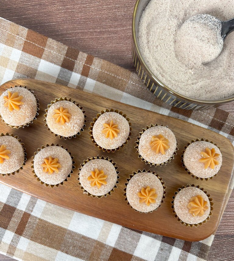 Visão de vários brigadeiros de churros em uma tábua