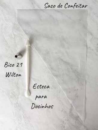 Visão dos acessórios usados para confeitar o brigadeiro de churros