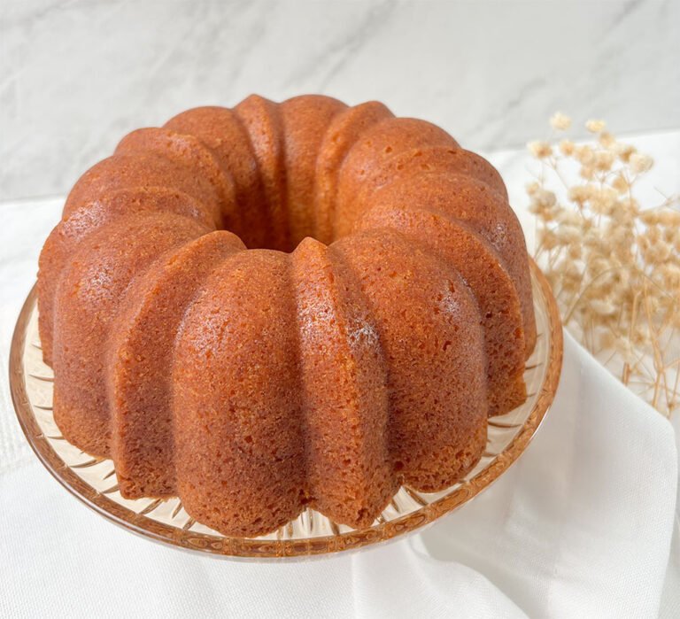 Visão frontal do bolo bundt pronto em uma travessa