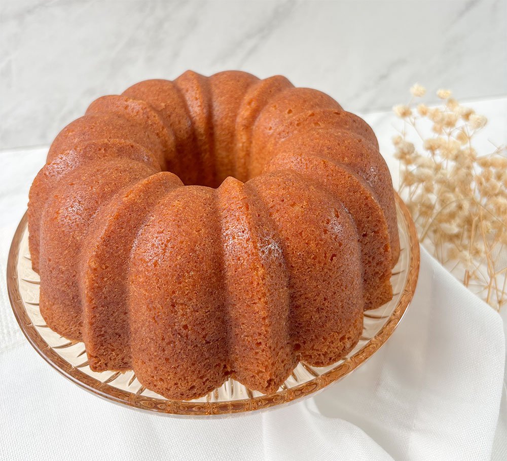 Visão frontal do bolo bundt pronto em uma travessa