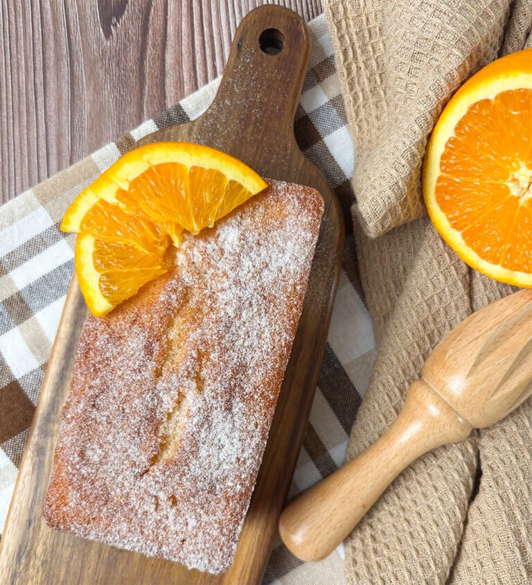 Visão do bolo de laranja em uma tábua